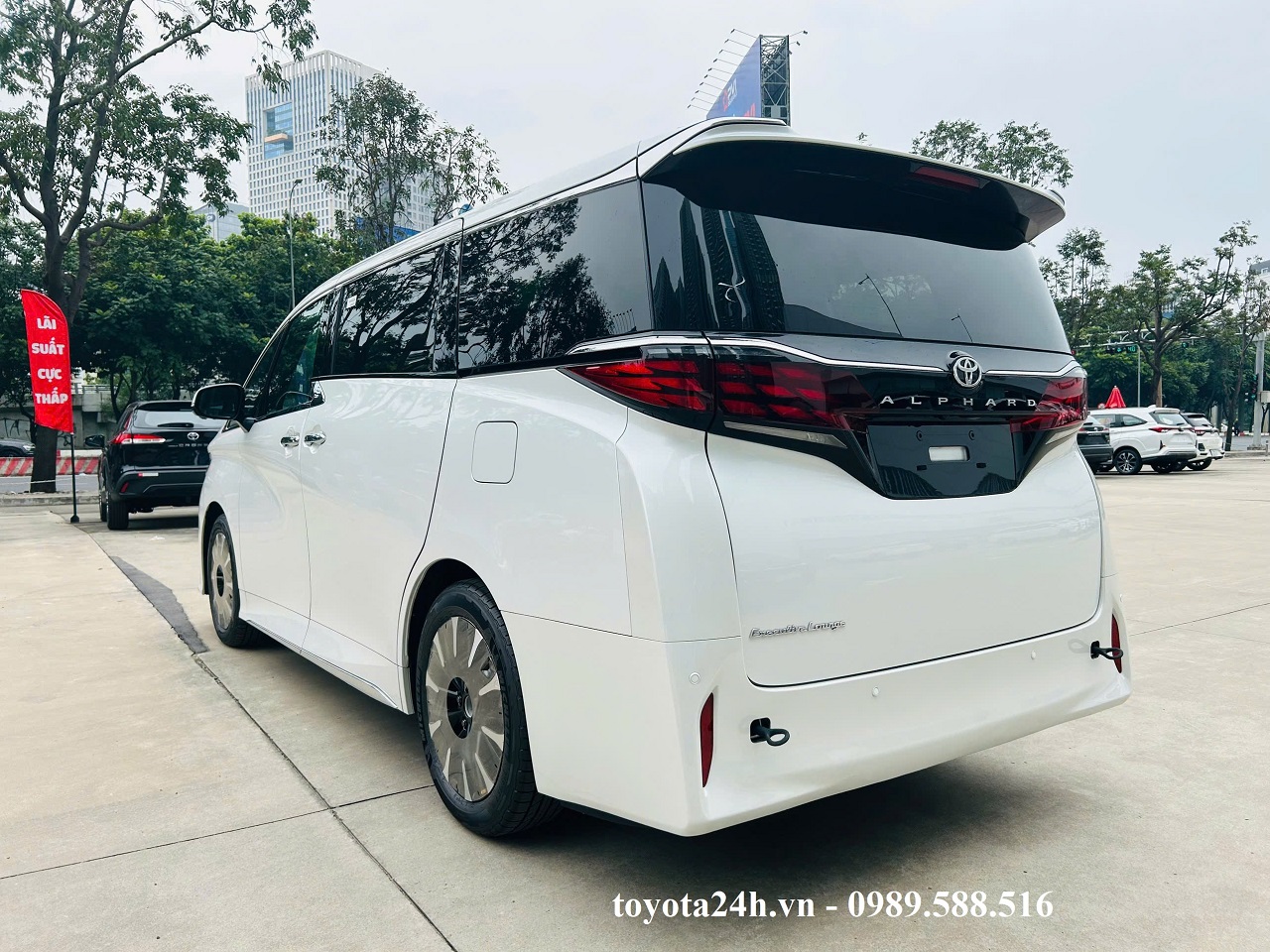 toyota-alphard-hybrid-2025-mau-trang-ngoc-trai-bang-gia-xe-moi