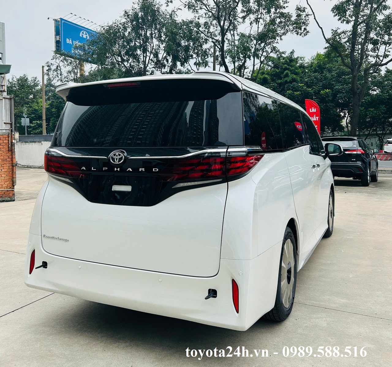 toyota-alphard-hybrid-2025-mau-trang-ngoc-trai-moi