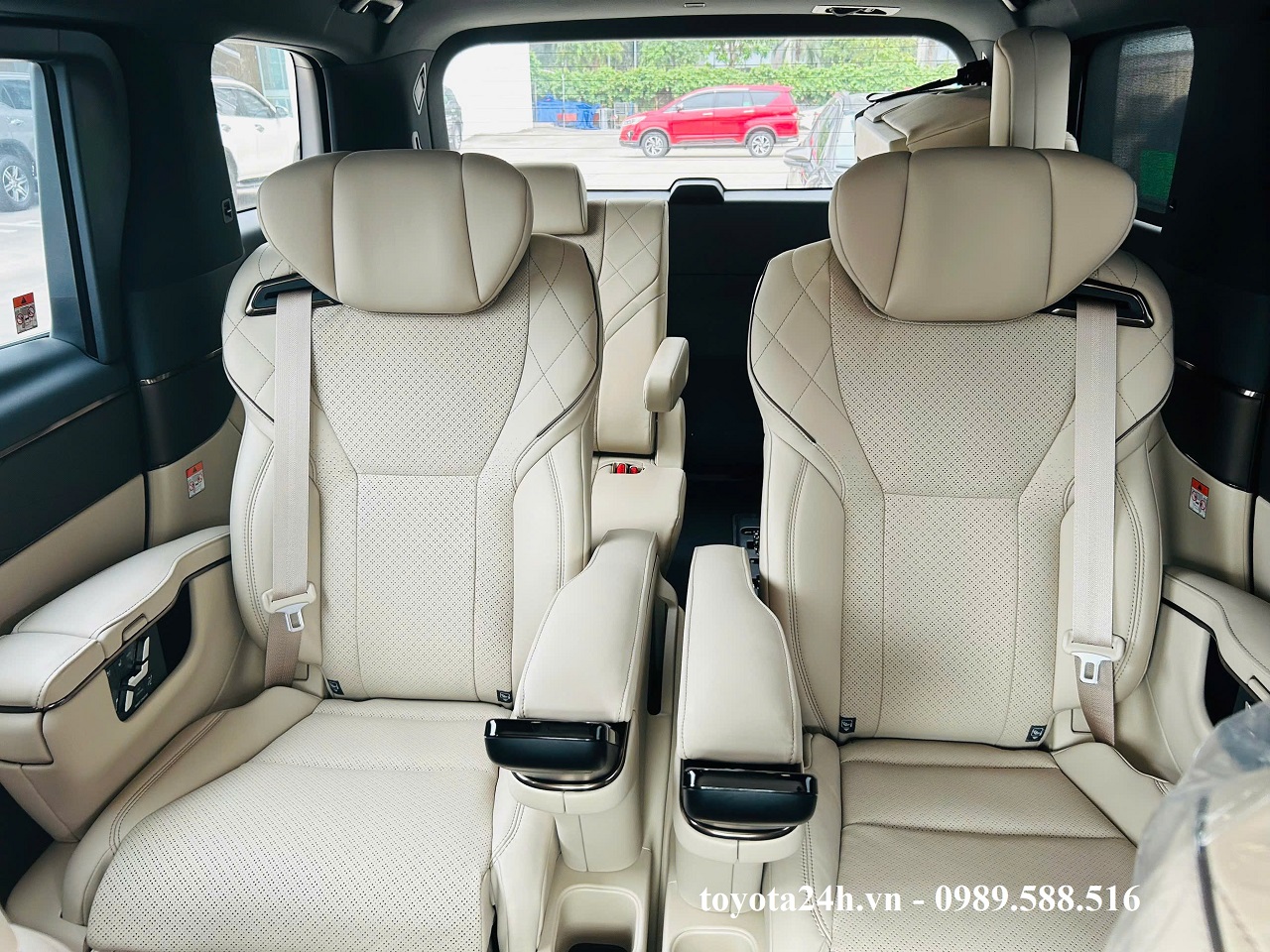 toyota-alphard-hybrid-2025-mau-trang-ngoc-trai-noi-that-be