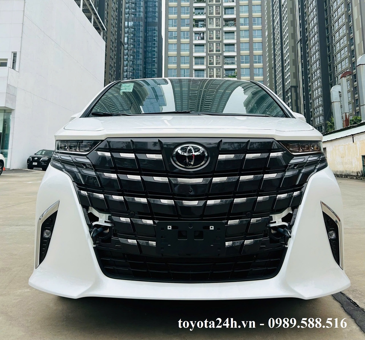 toyota-alphard-hybrid-2025-mau-trang-ngoc-tra