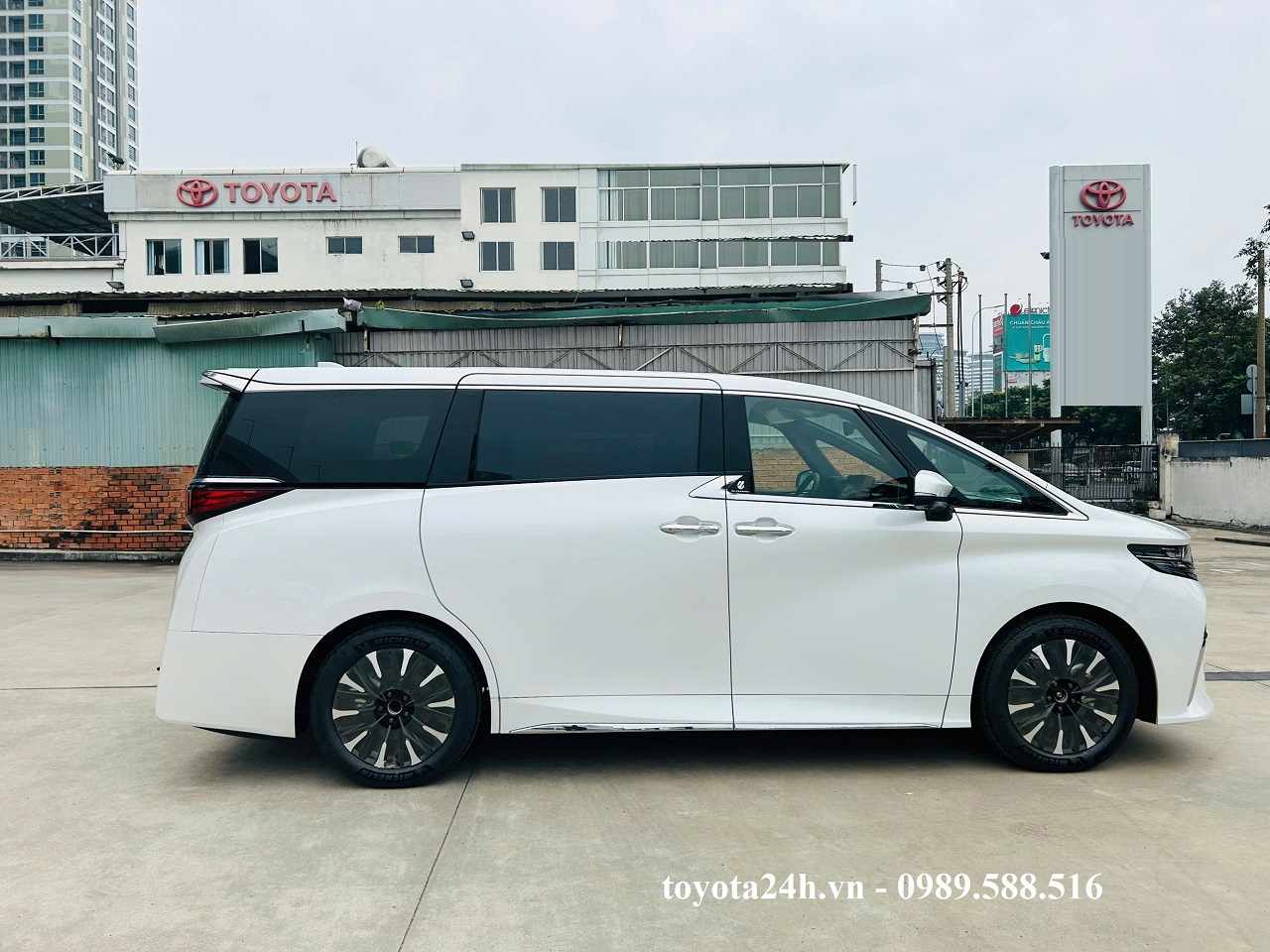 toyota-alphard-hybrid-HEV-mau-trang-ngoc-trai-2025