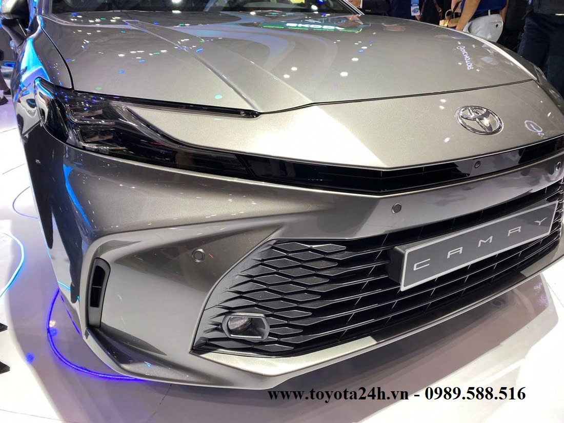 toyota-camry-2025-mau-xam-anh-kim-dau-xe