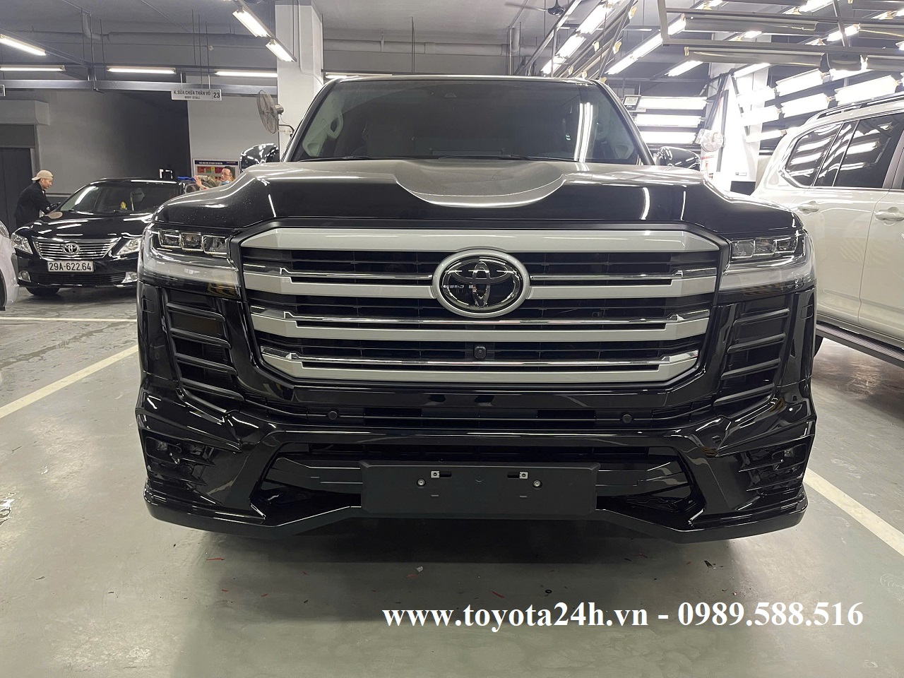toyota-land-cruiser-LC300-2025-nang-cap-bodykit-modellista-mau-den