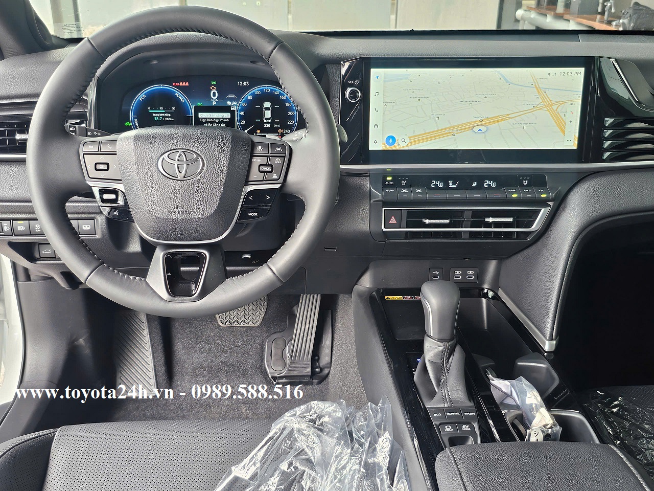 noi-that-xe-toyota-camry-hybrid-2025