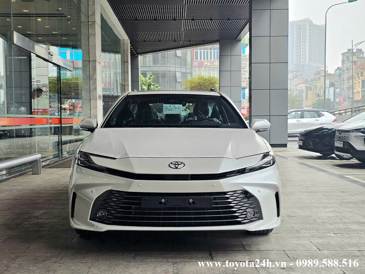 toyota-camry-2.5HEV-TOP-2025-mau-trang-ngoc-trai