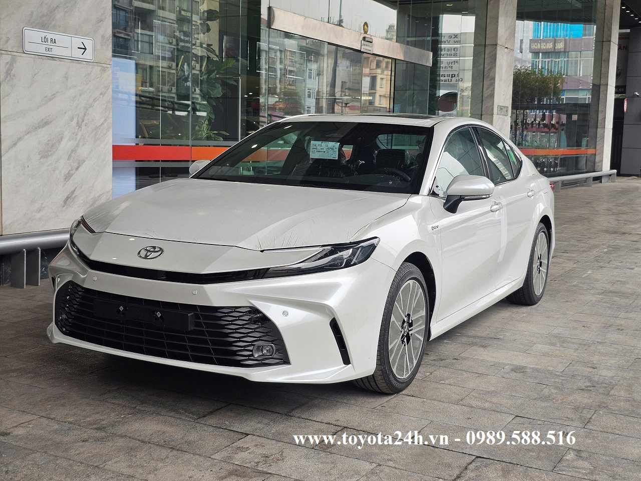 toyota-camry-2025-mau-trang-ngoc-trai