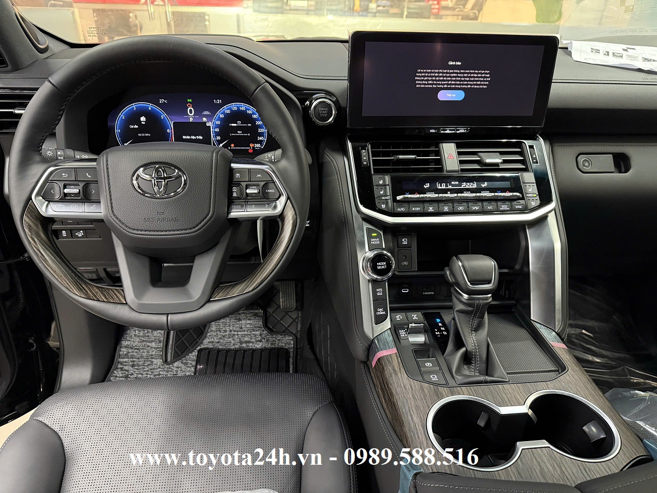 noi-that-toyota-land-cruiser-LC300-mau-den