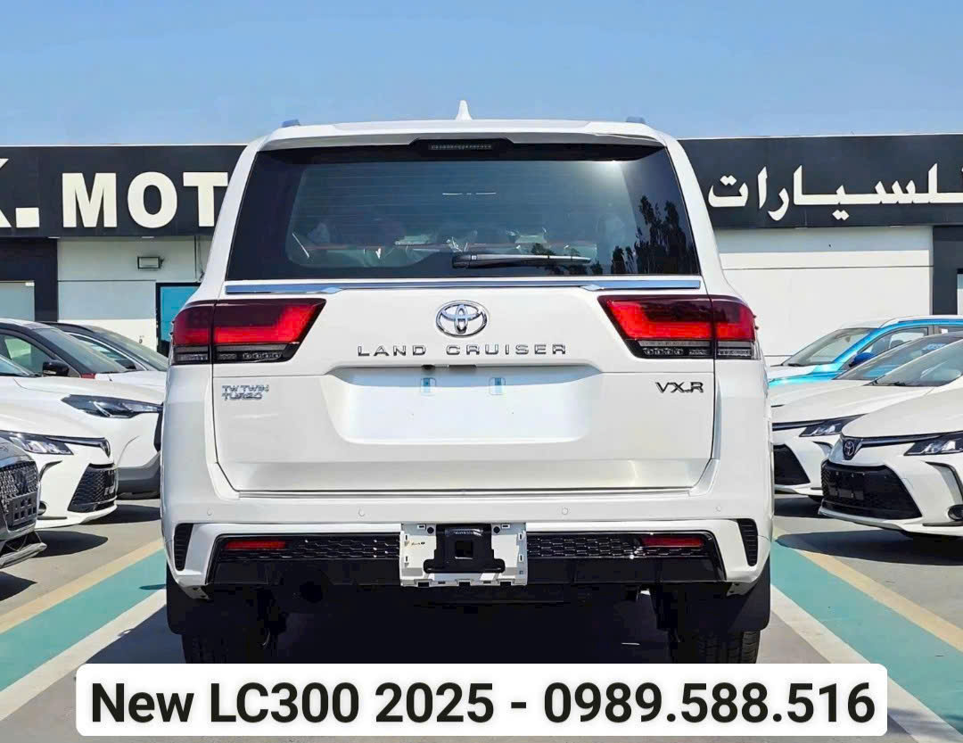 new-toyota-land-cruiser-LC300-2025-mau-trang-ngoc-trai-duoi-xe