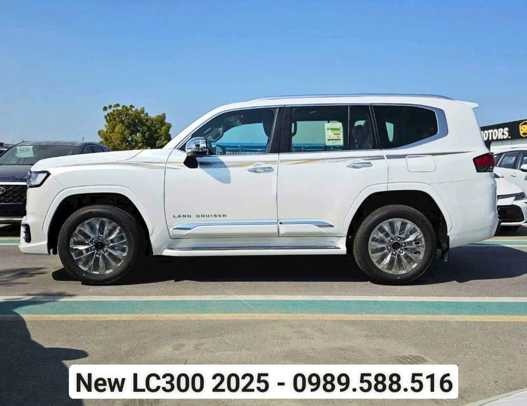 new-toyota-land-cruiser-LC300-2025-mau-trang-ngoc-trai-than-xe