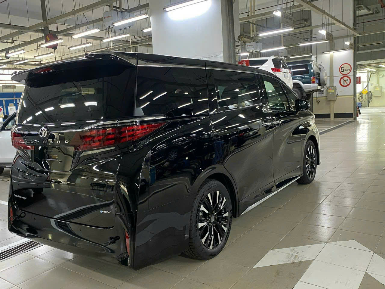 bang-gia-xe-toyota-alphard-luxury-2025-2.4L-turbo