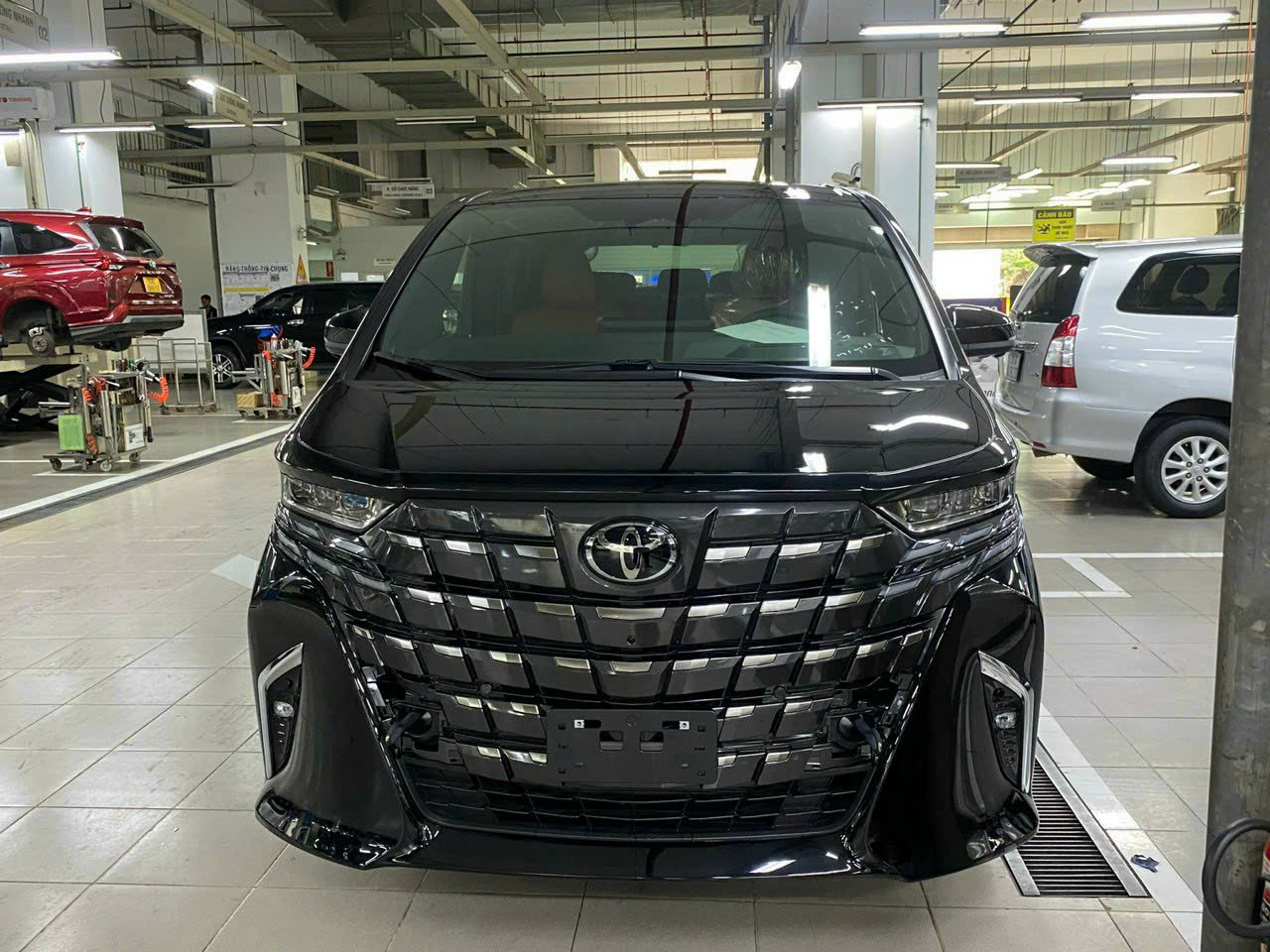 bang-gia-xe-toyota-alphard-luxury-2025