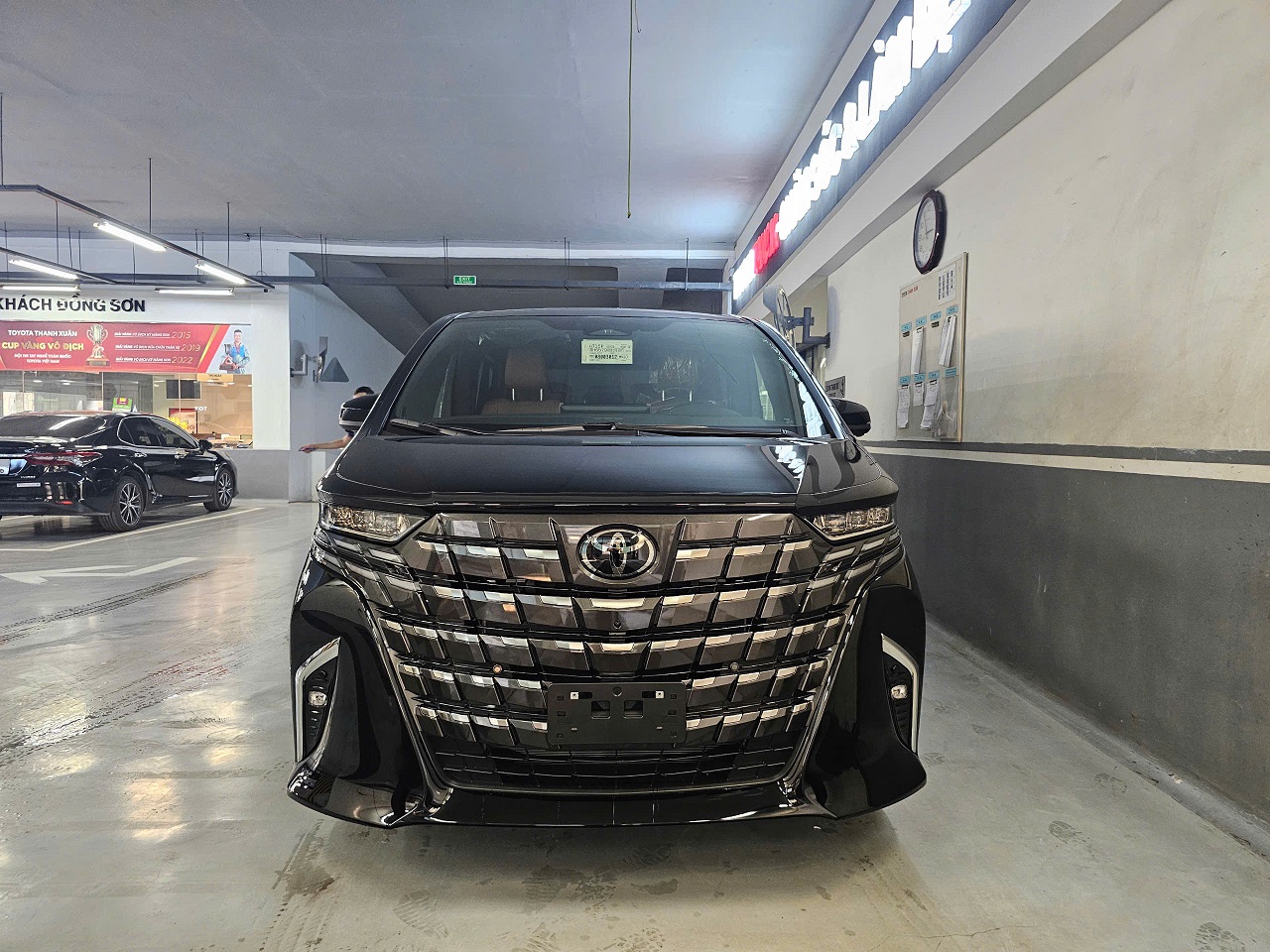 toyota-alphard-2.4-hybrid-2025-mau-den-anh-202