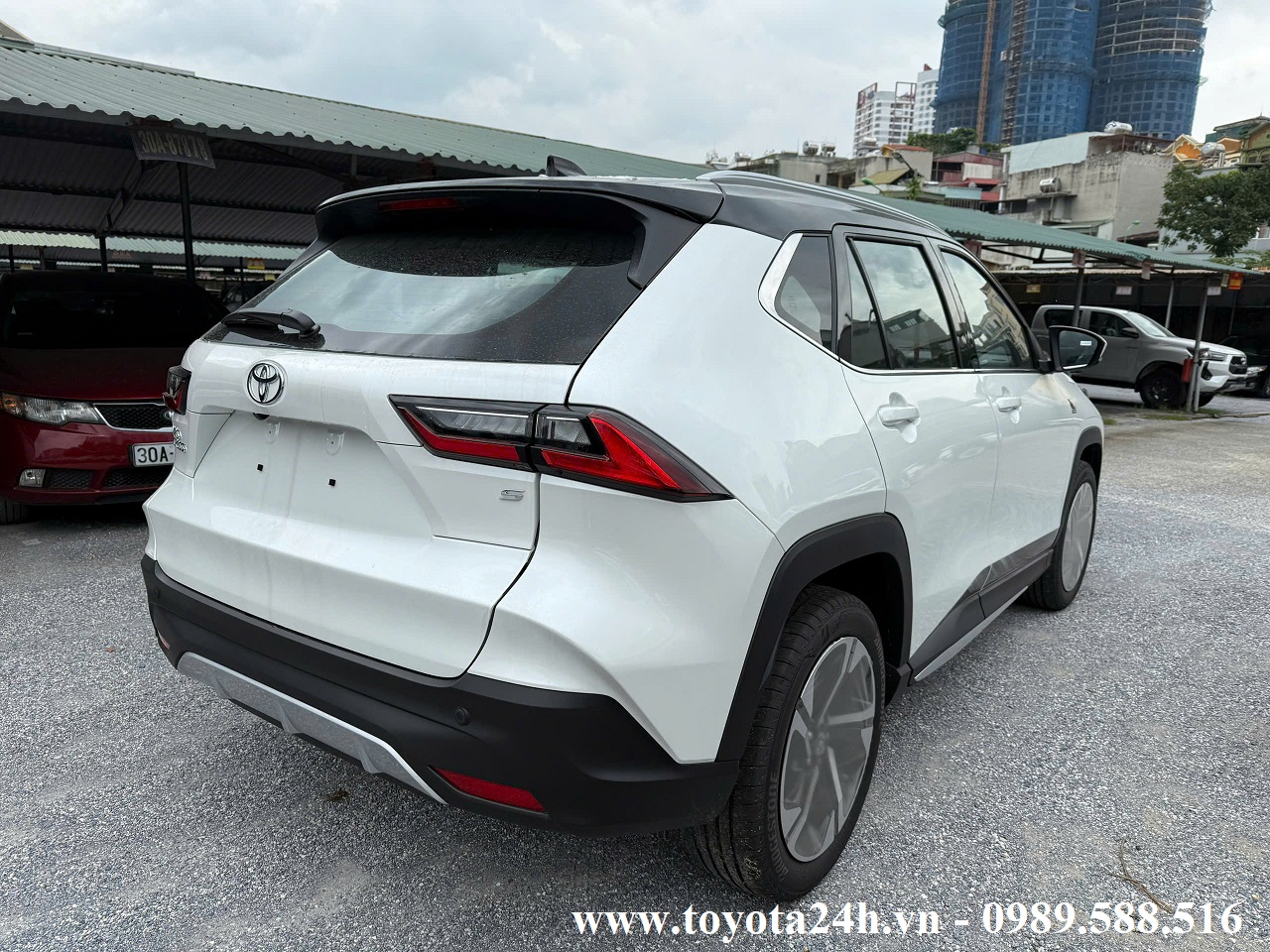 toyota-yaris-cross-mau-trang-den-2025