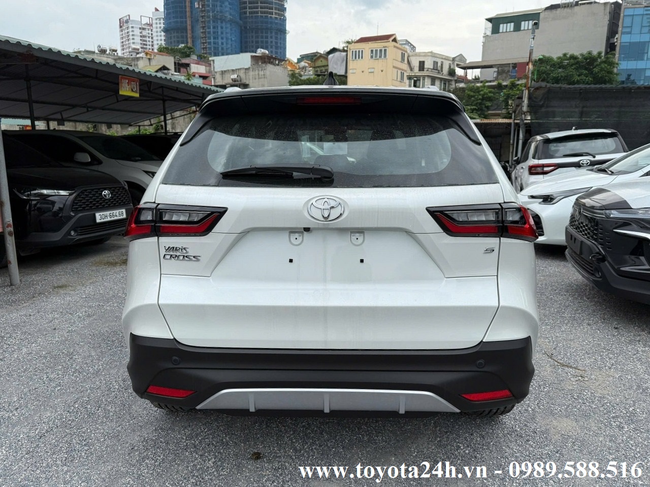 toyota-yaris-cross-mau-trang-ngoc-trai-noc-den-2025-duoi-xe