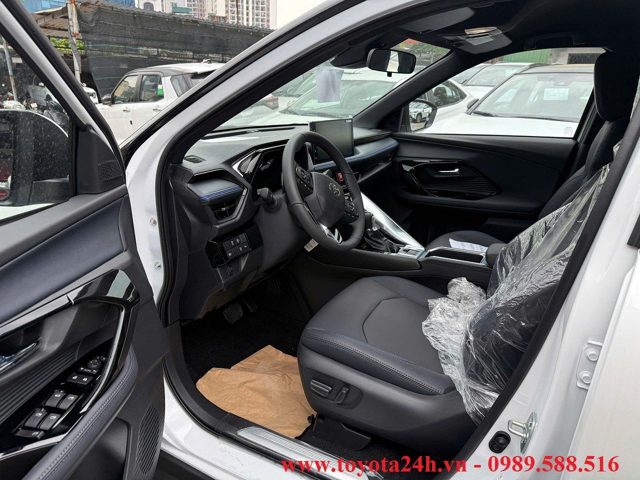 toyota-yaris-cross-mau-trang-ngoc-trai-noc-den-noi-that-xe