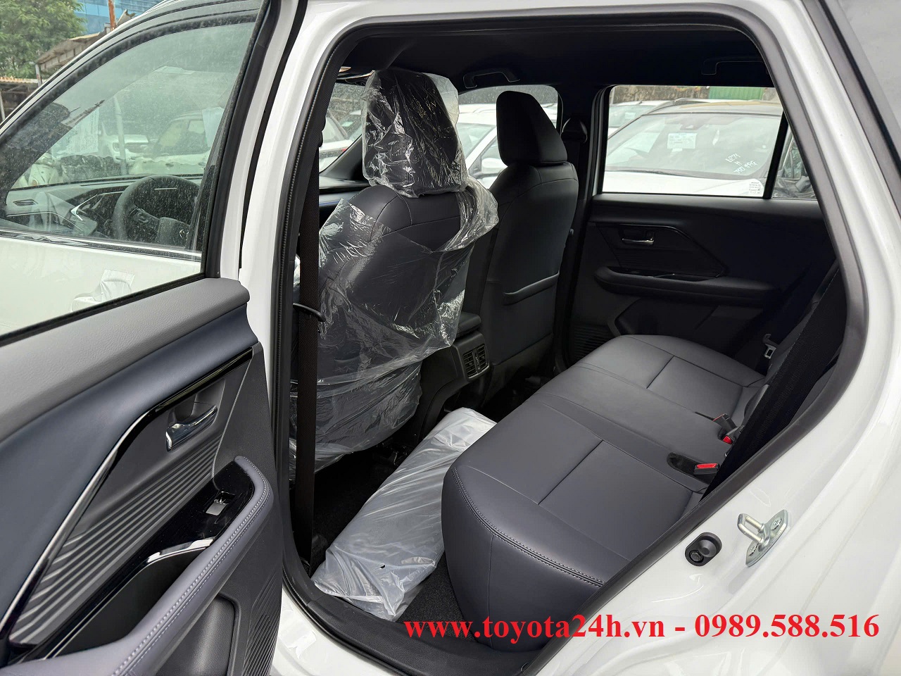 toyota-yaris-cross-mau-trang-ngoc-trai-noc-den-noi-that