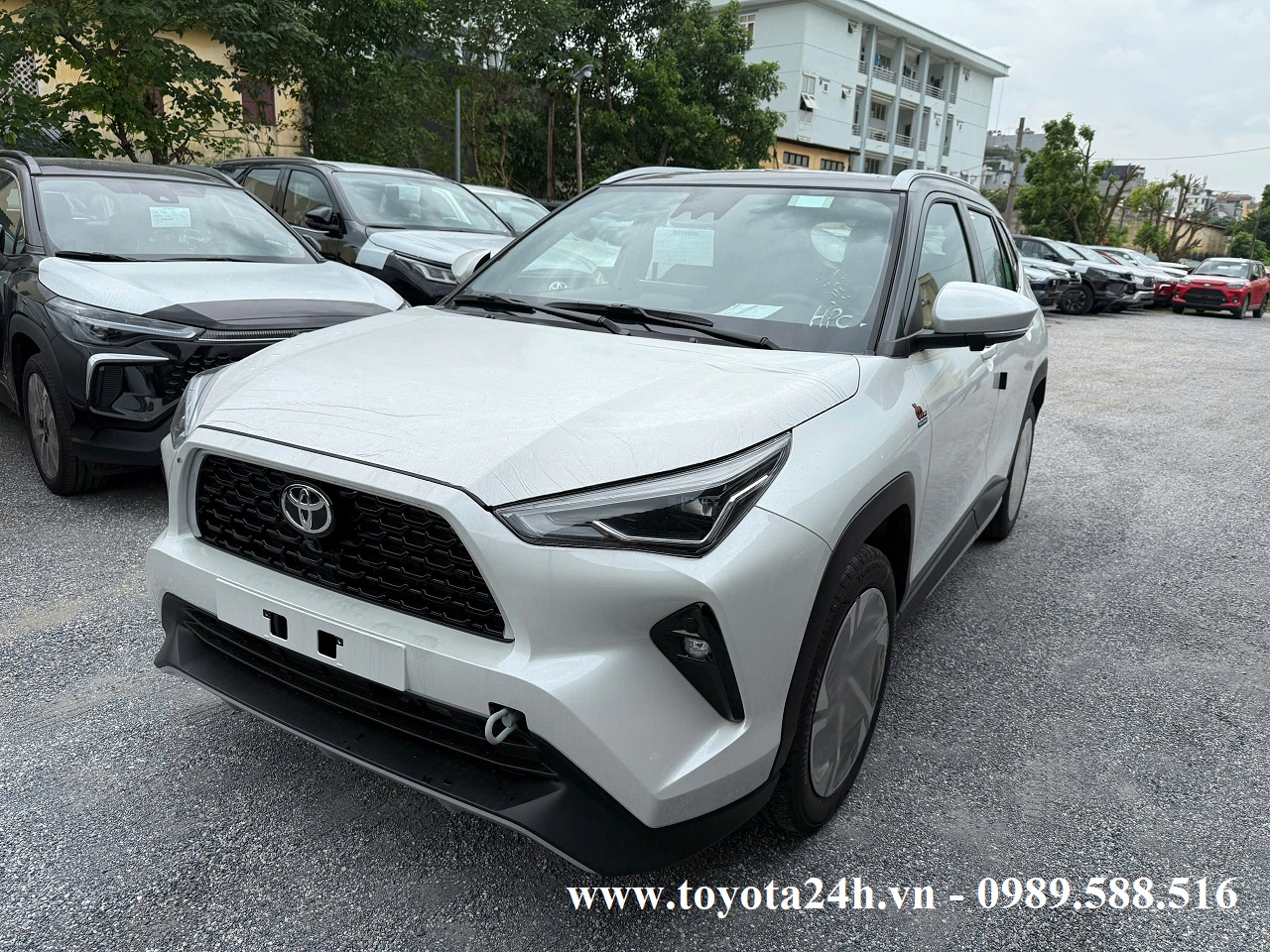 toyota-yaris-cross-mau-trang-noc-den-2025
