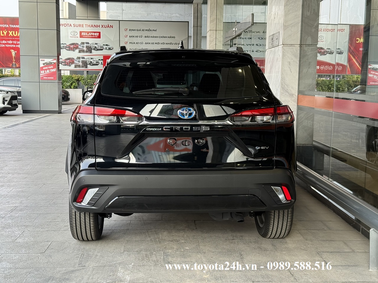 toyota-cross-hybrid-2026-mau-den-hinh-anh-duoi-xe