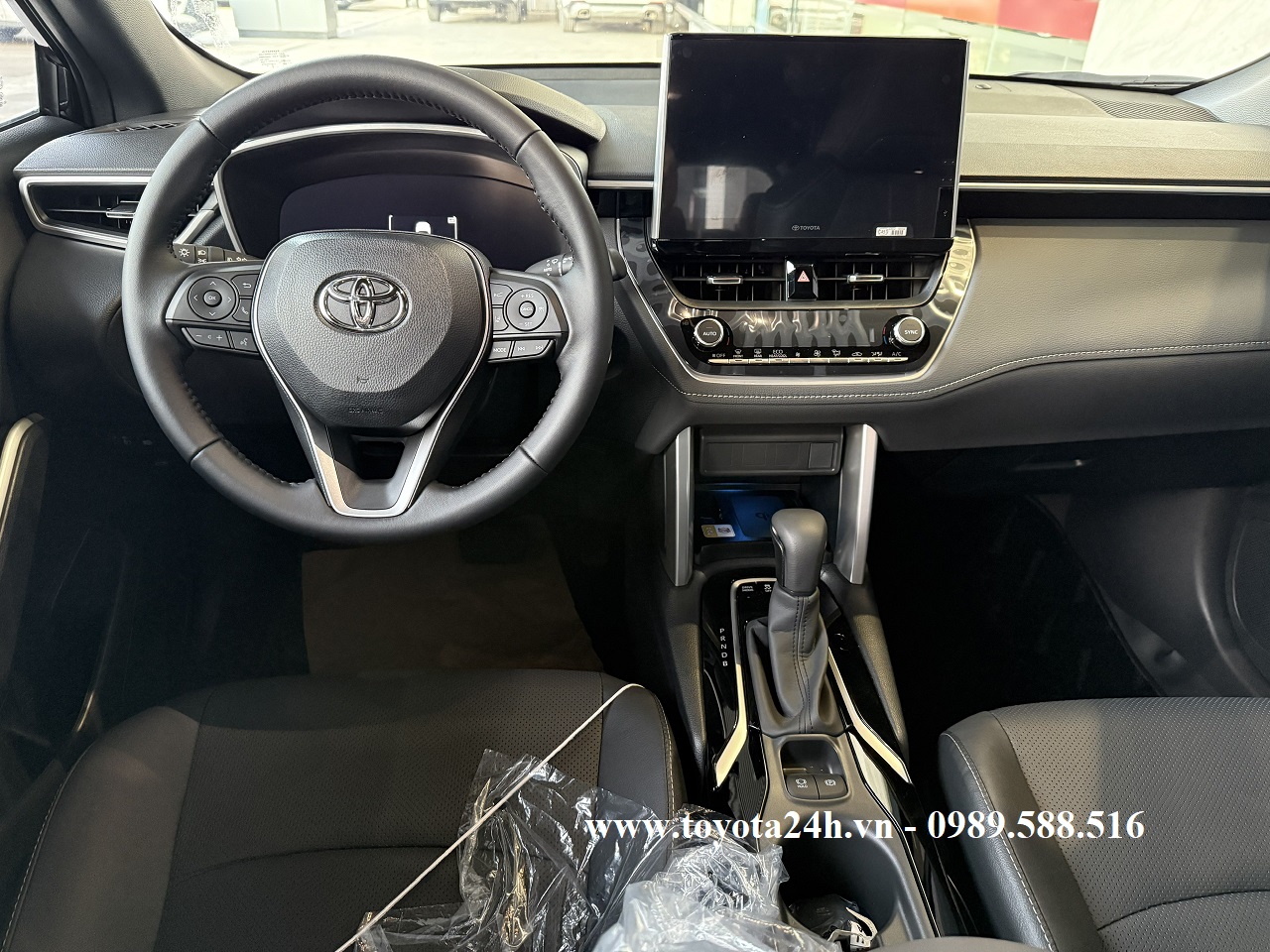 toyota-cross-hybrid-2026-mau-den-hinh-anh-noi-that-xe