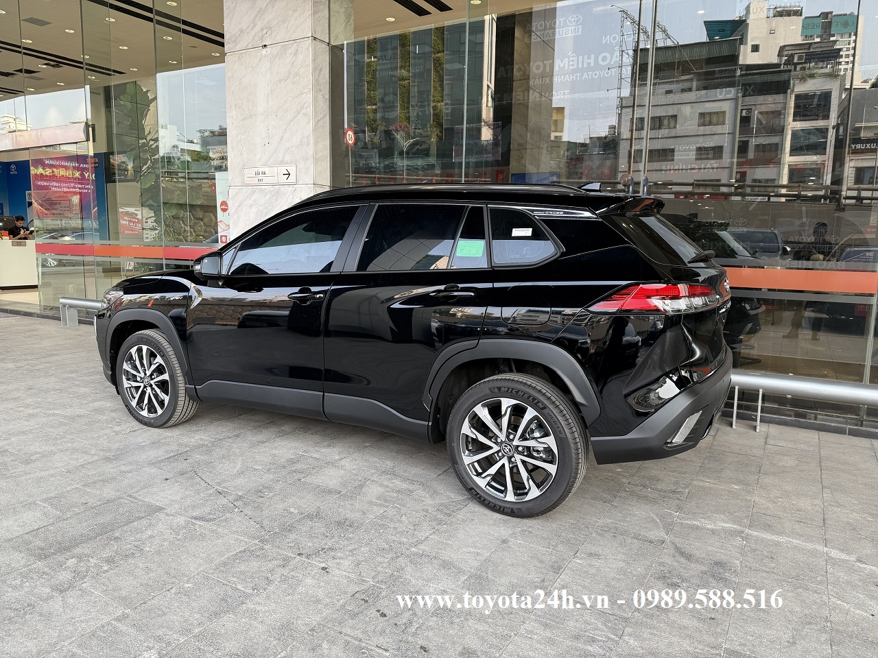 toyota-cross-hybrid-2026-mau-den-hinh-anh-xe-moi