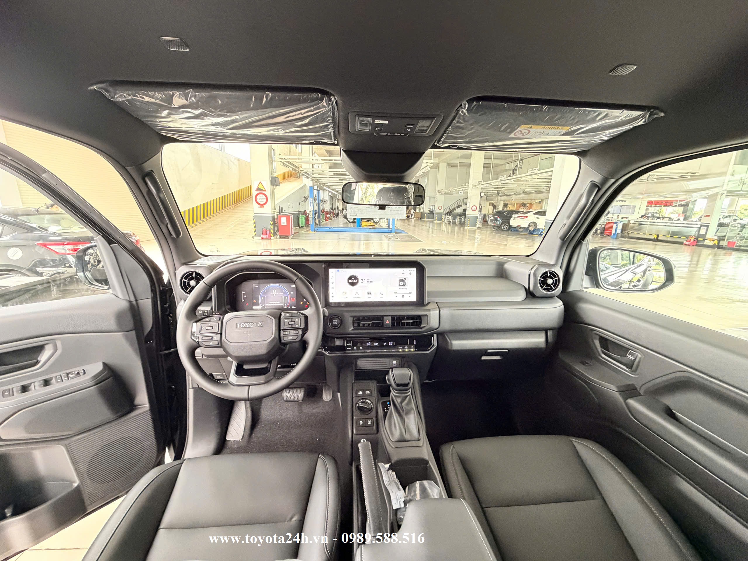 noi-that-toyota-land-cruiser-FJ-mau-den