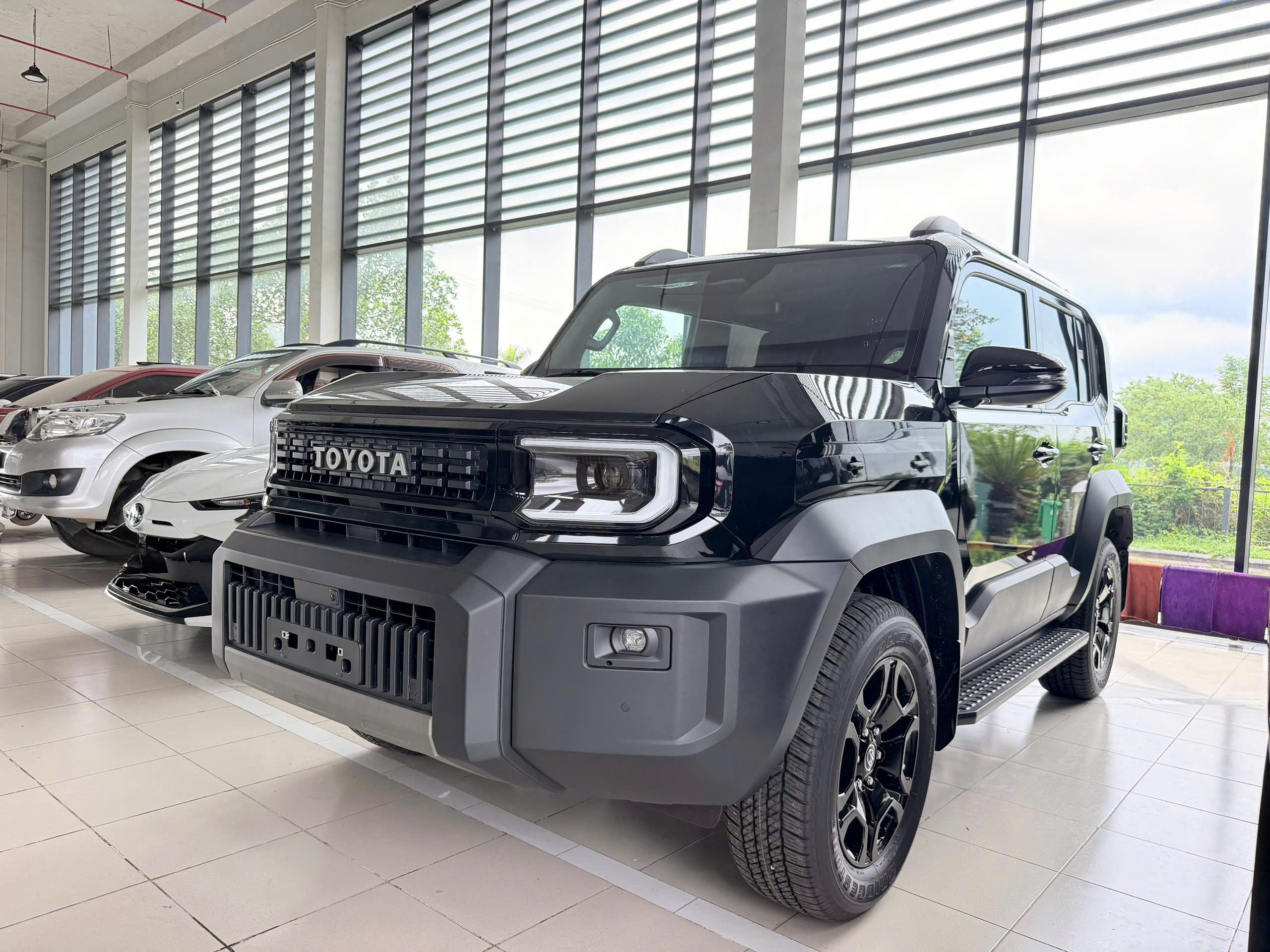 toyota-land-cruiser-FJ-mau-den-2026-bang-gia-xe