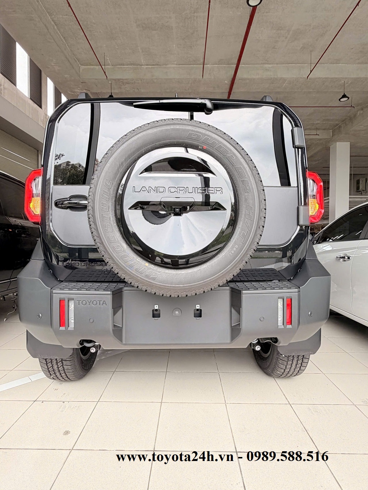 toyota-land-cruiser-FJ-mau-den-hinh-anh-duoi-xe