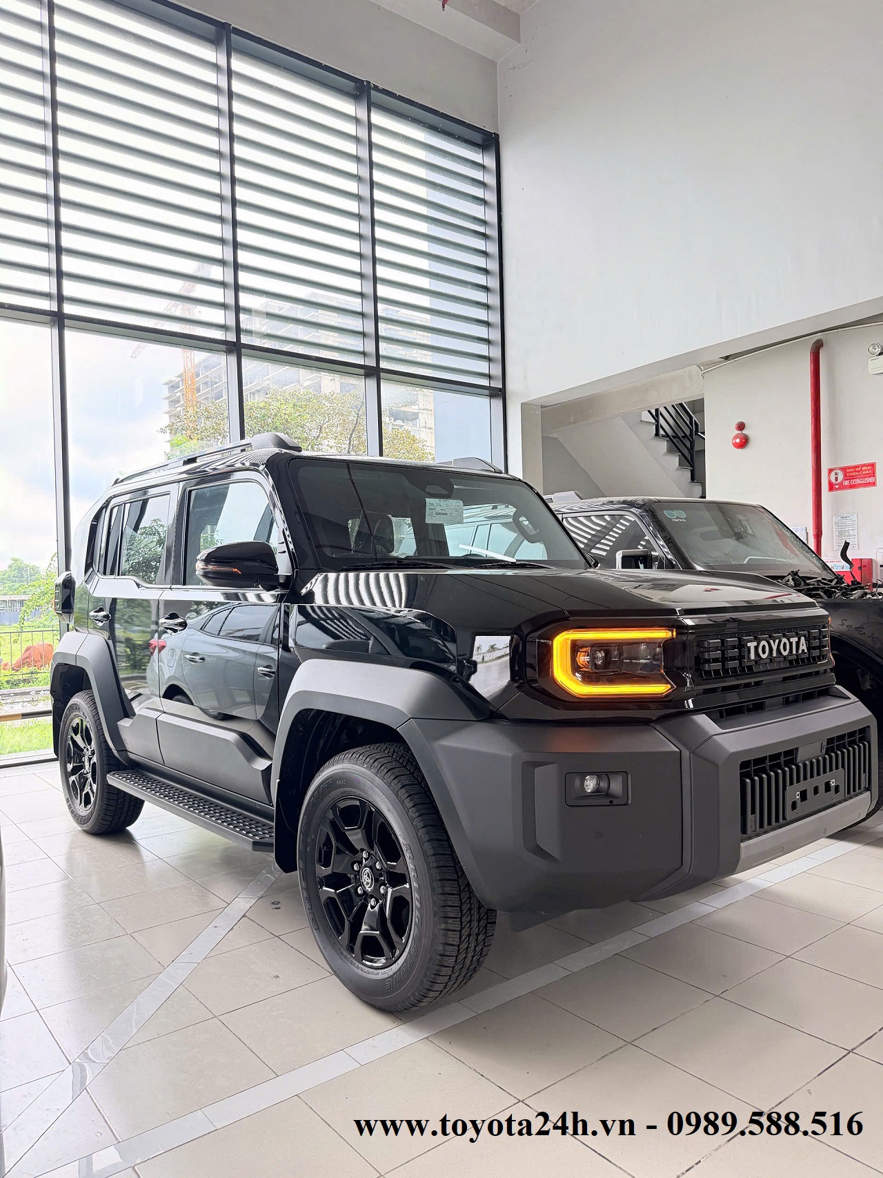 toyota-land-cruiser-FJ-mau-den-hinh-anh-xe
