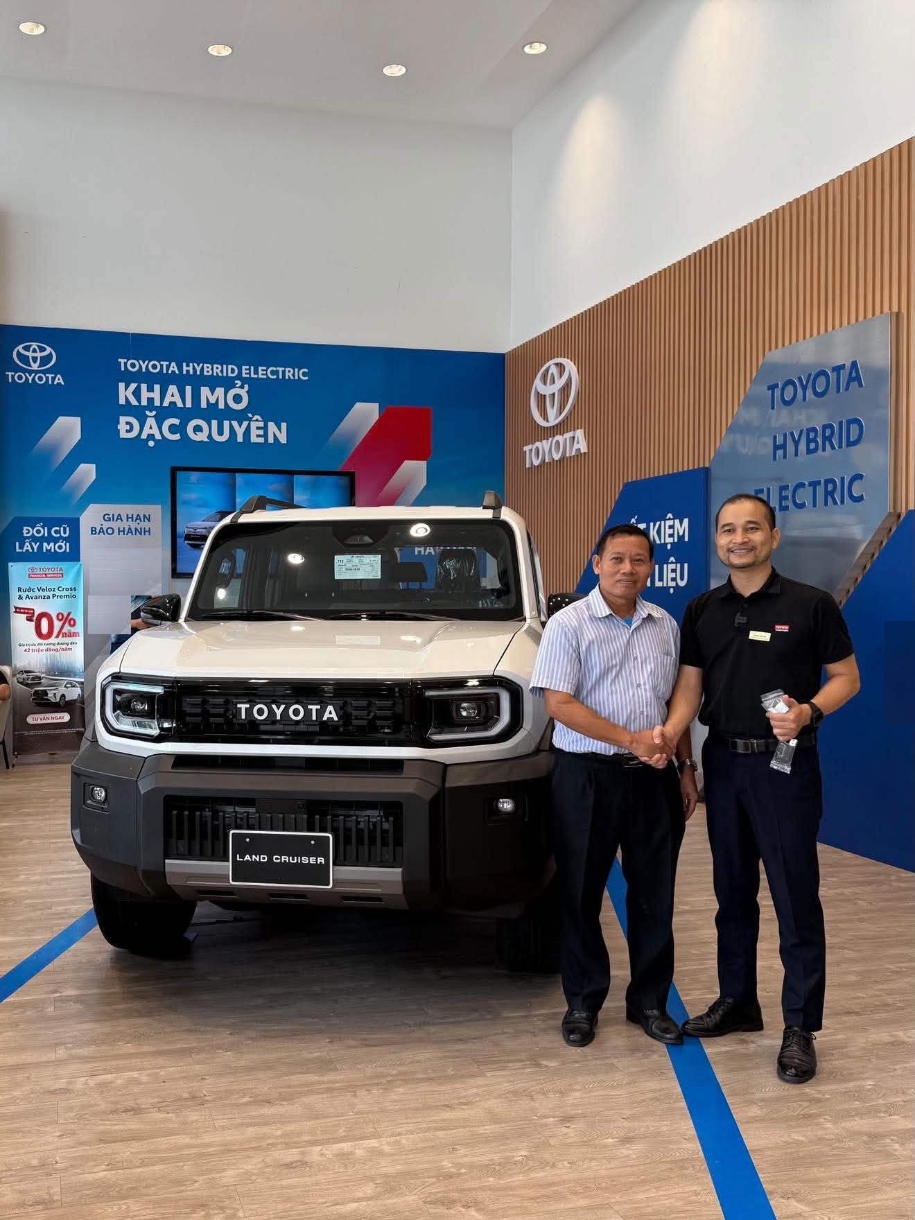 giao-xe-toyota-land-cruiser-FJ-mau-trang-ngoc-trai