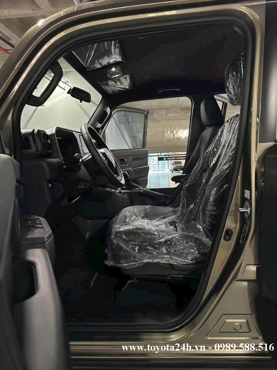 toyota-land-cruiser-FJ-mau-nau-dong-6x1-hang-ghe-truoc