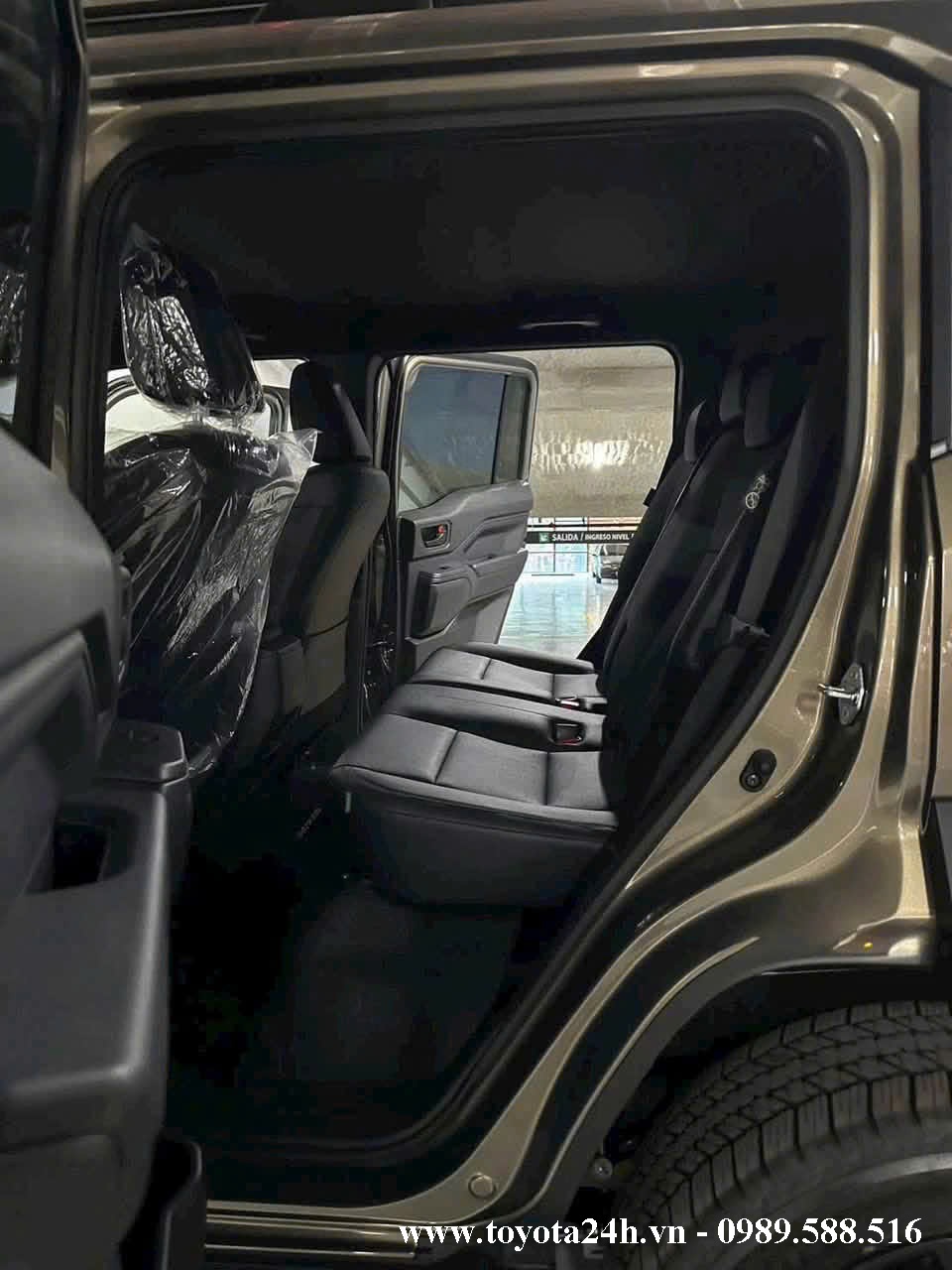 toyota-land-cruiser-FJ-mau-nau-dong-6x1-hnag-ghe-sau