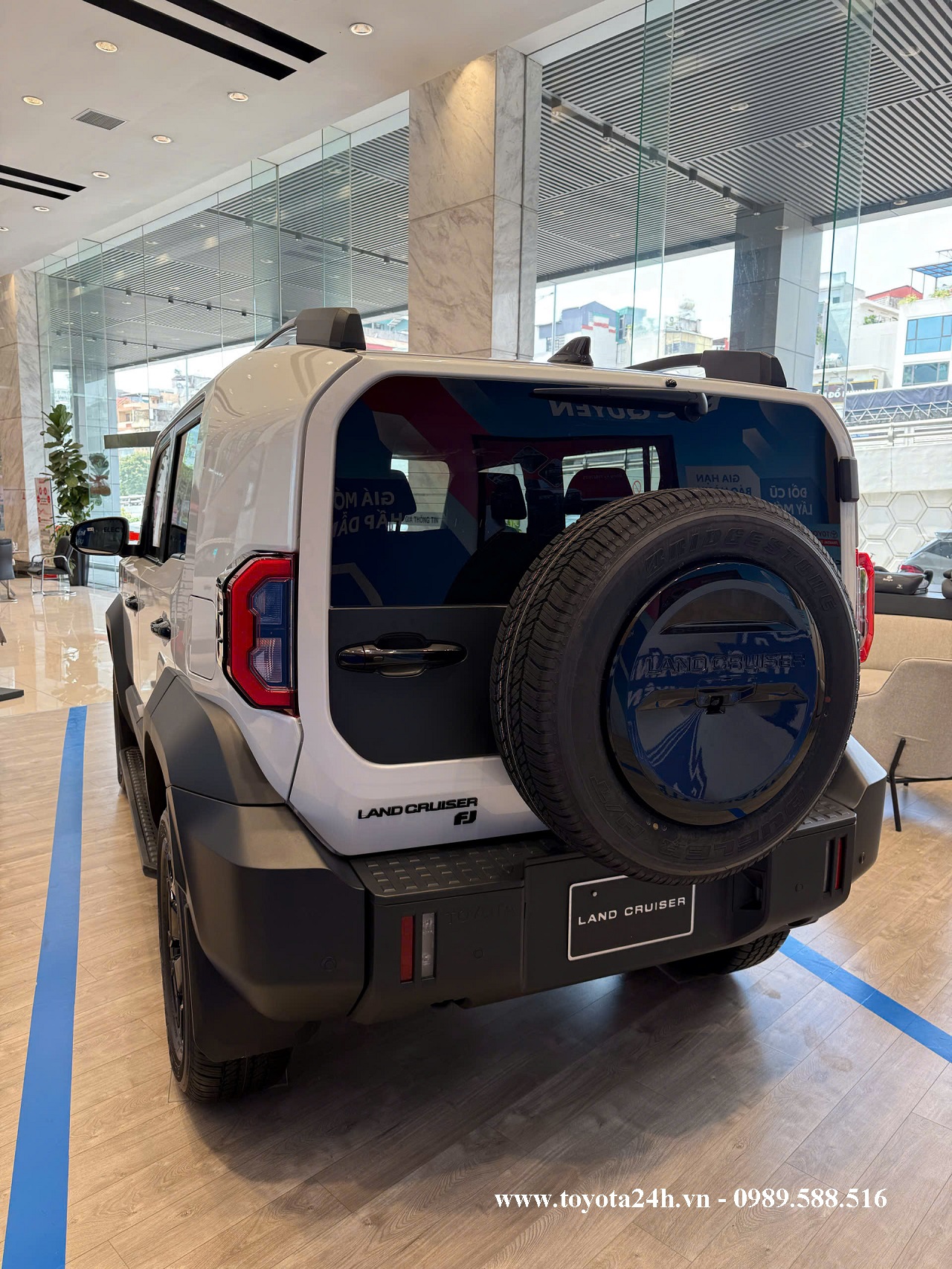 toyota-land-cruiser-FJ-mau-trang-ngoc-trai-hinh-anh-hong-sau-xe
