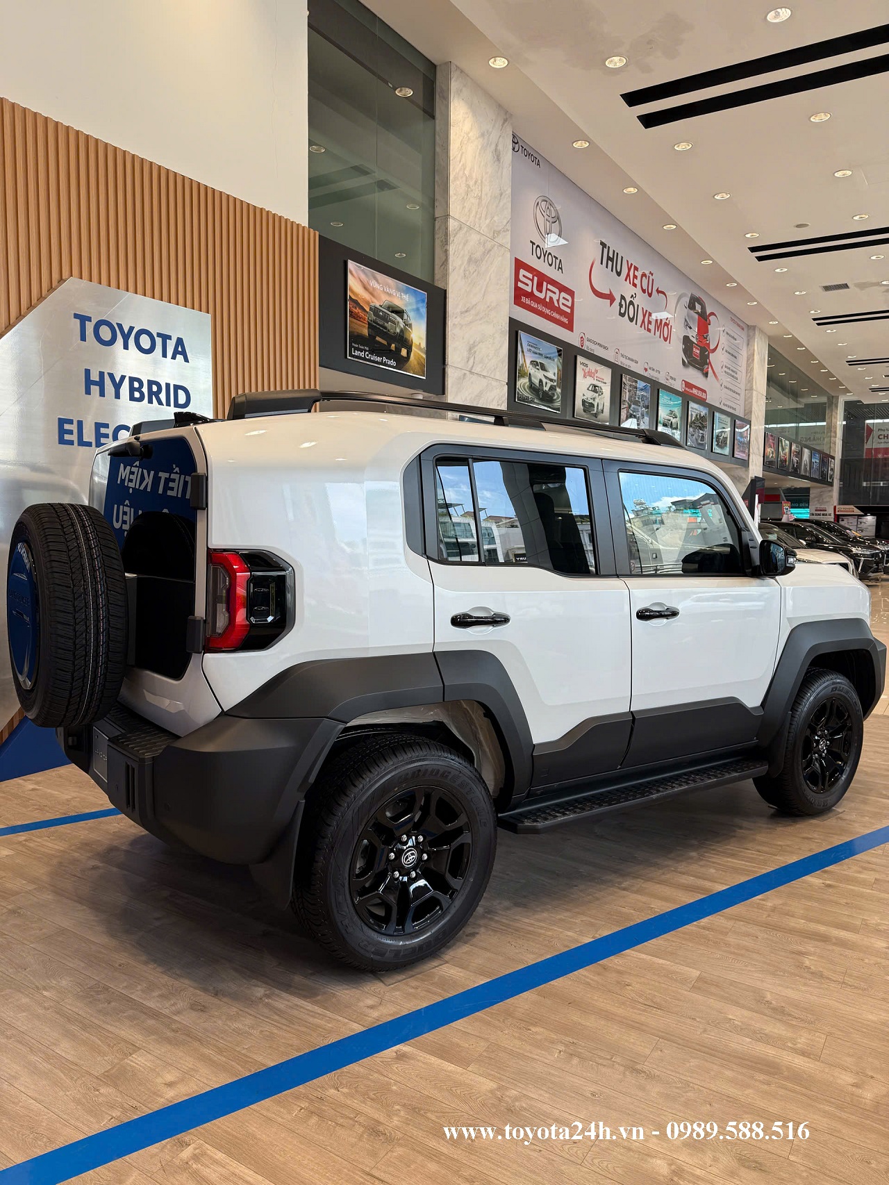 toyota-land-cruiser-FJ-mau-trang-ngoc-trai-hinh-anh-than-xe