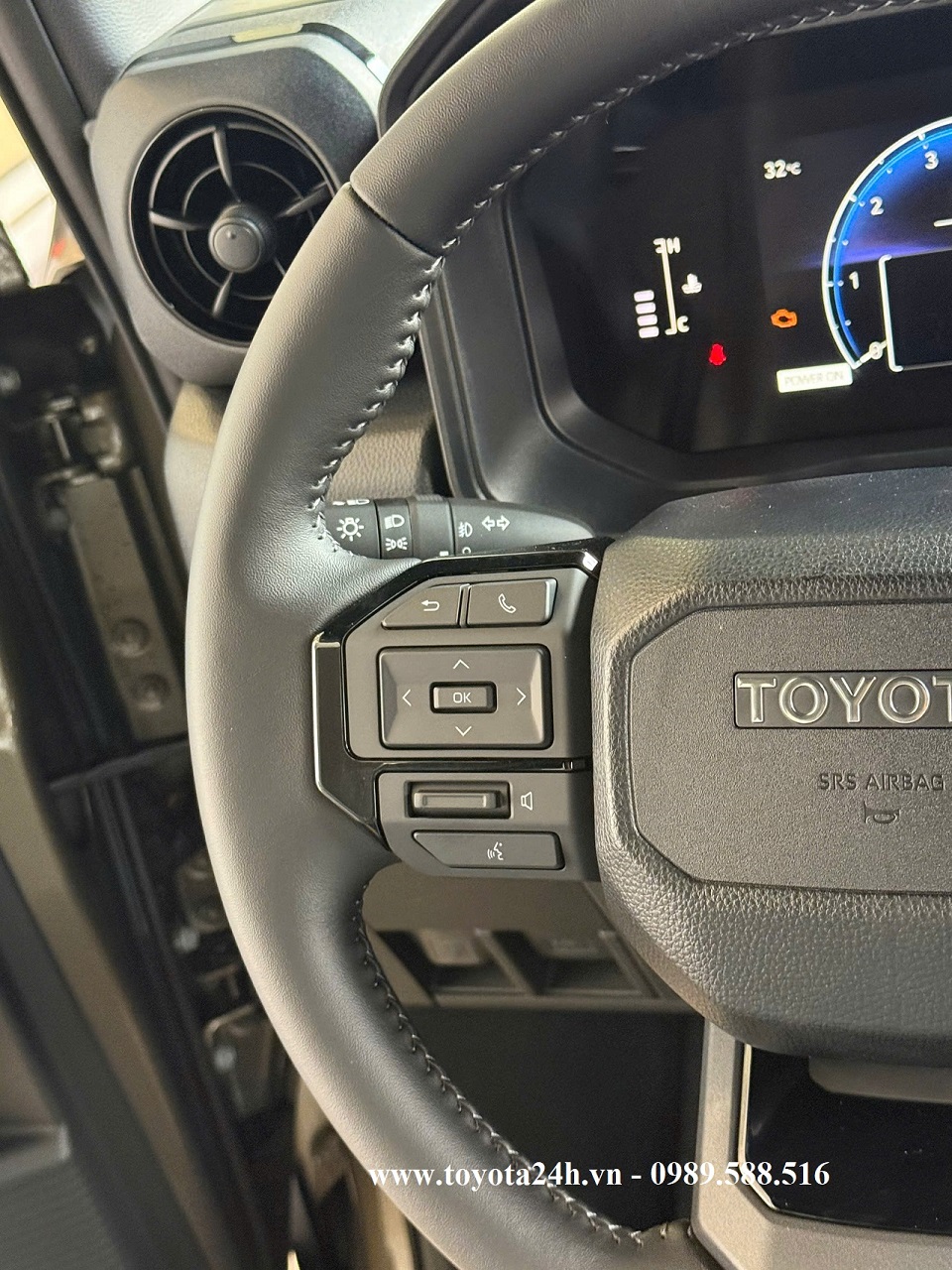 dieu-khien-vo-lang-toyota-land-cruiser-FJ-nau-dong