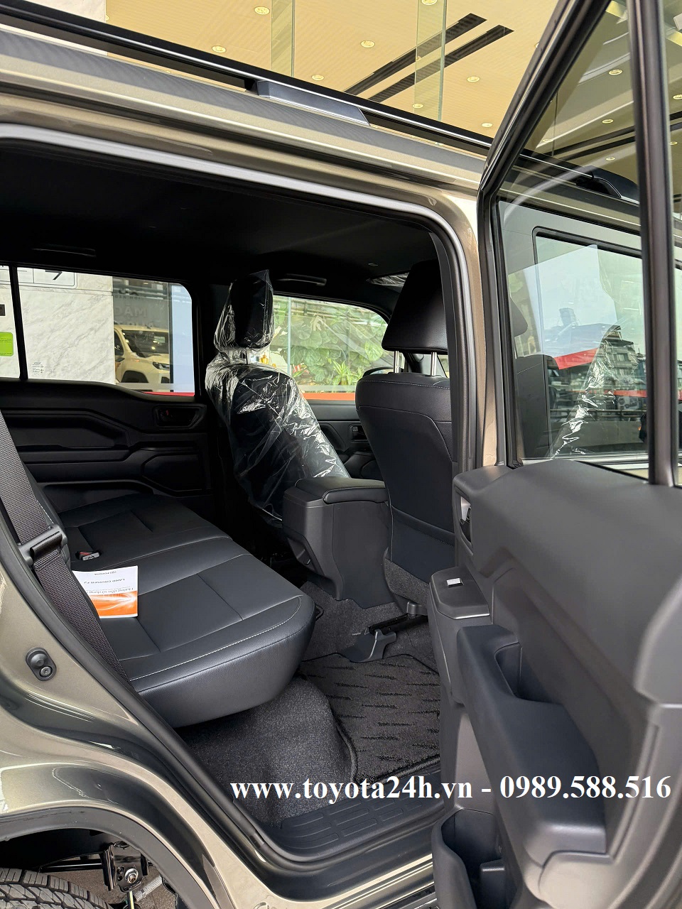 noi-that-toyota-land-cruiser-FJ-mau-nau-dong-6x1-ghe-sau