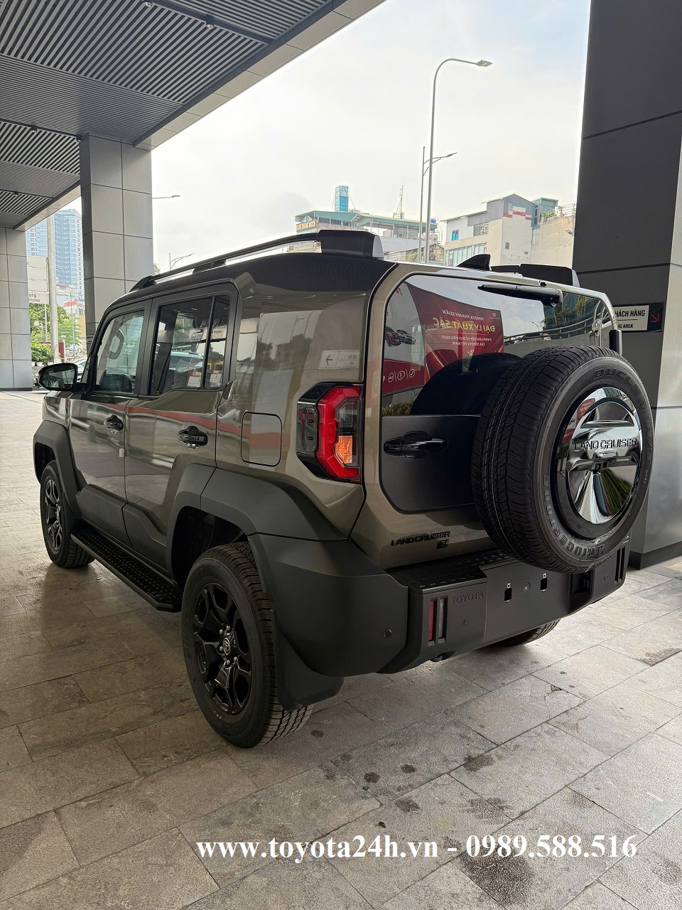 toyota-land-cruiser-FJ-mau-nau-6x1-hinh-anh-hong-sau-ben-lai-xe