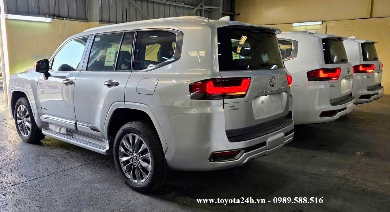 toyota-land-cruiser-LC300-hybrid-2026-HEV-duoi-xe