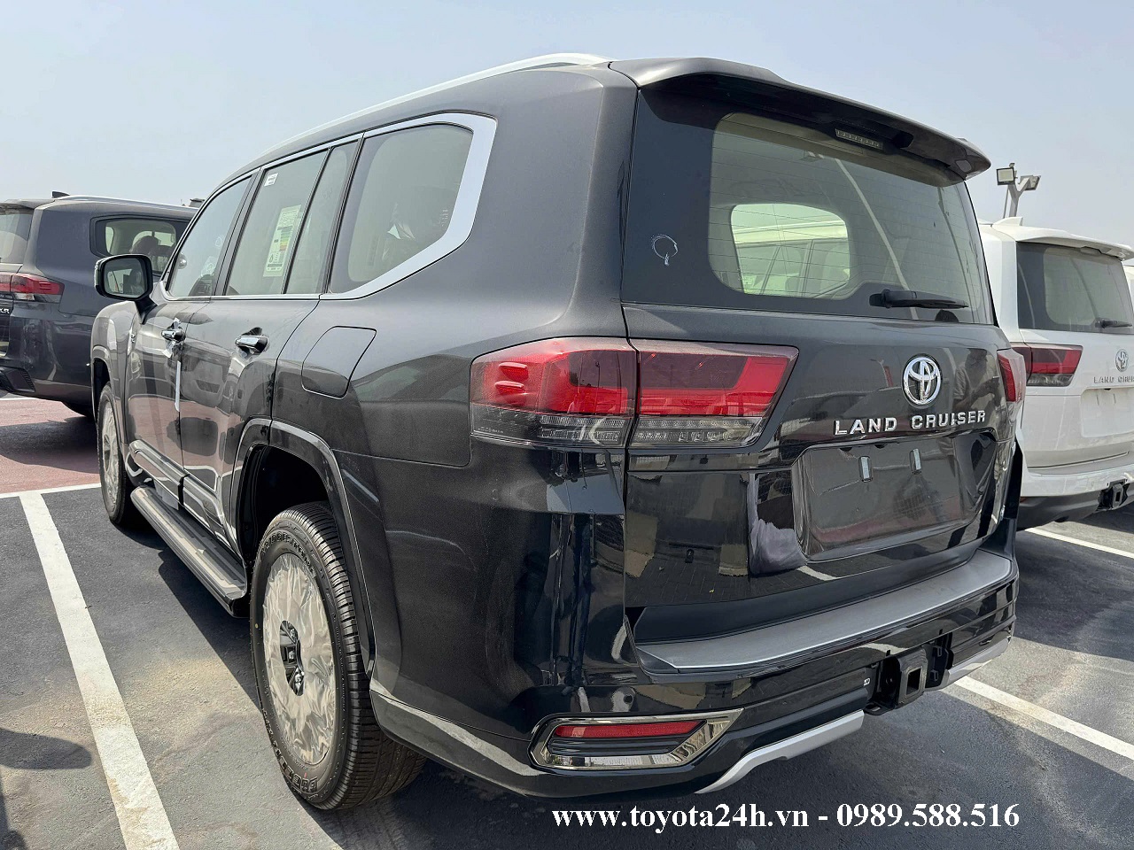 hinh-anh-toyota-land-cruiser-LC300-hybrid-mau-den-LAO
