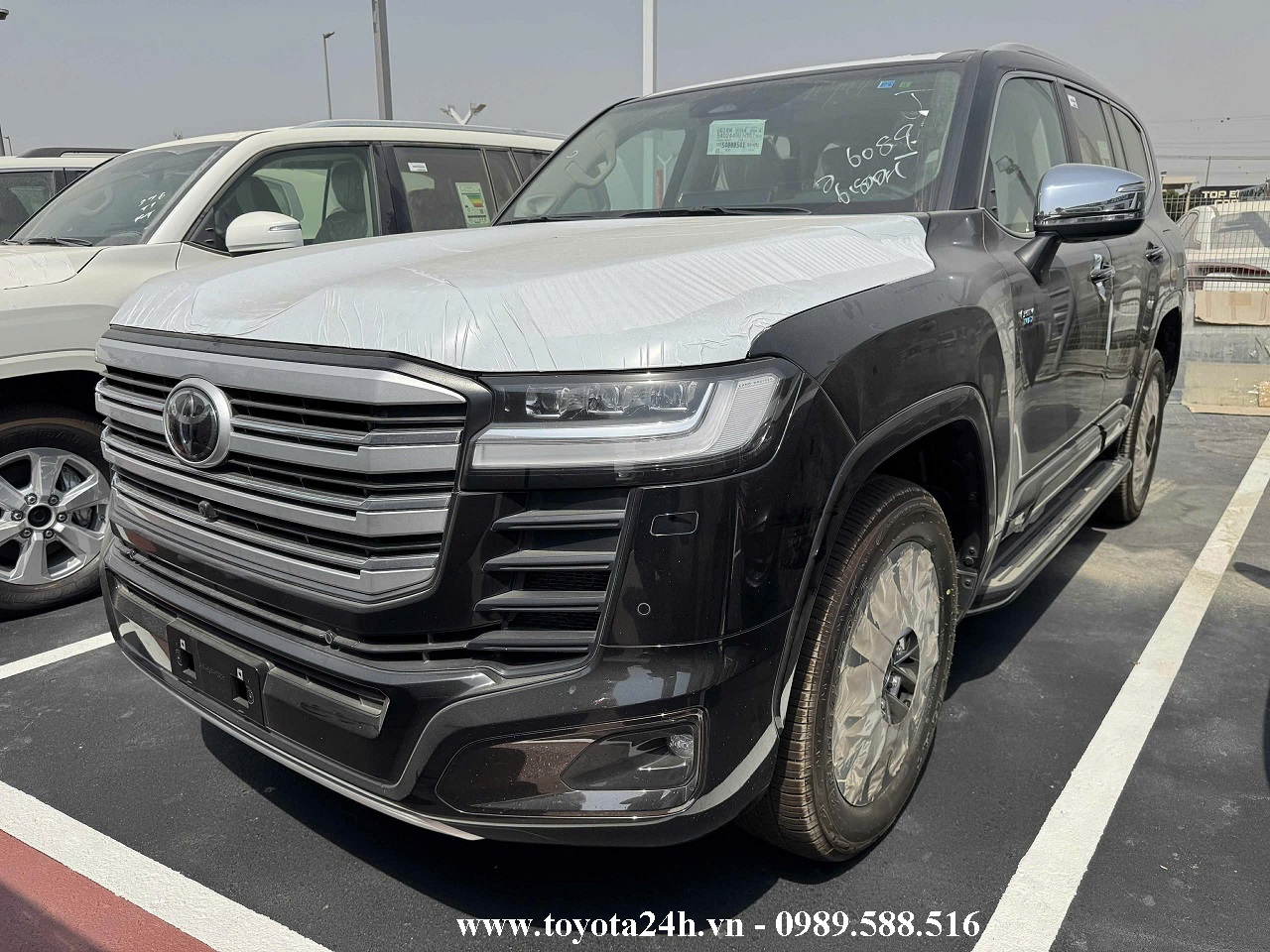 hinh-anh-toyota-land-cruiser-LC300-hybrid-mau-den-moi