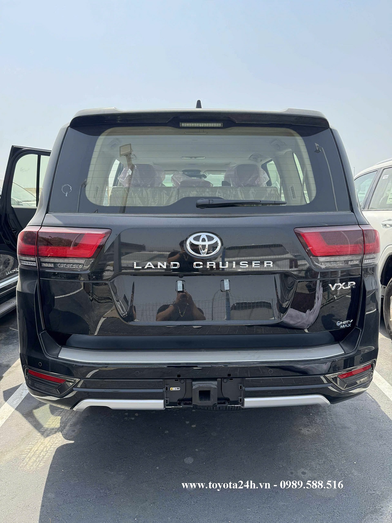 hinh-anh-toyota-land-cruiser-LC300-hybrid-mau-den
