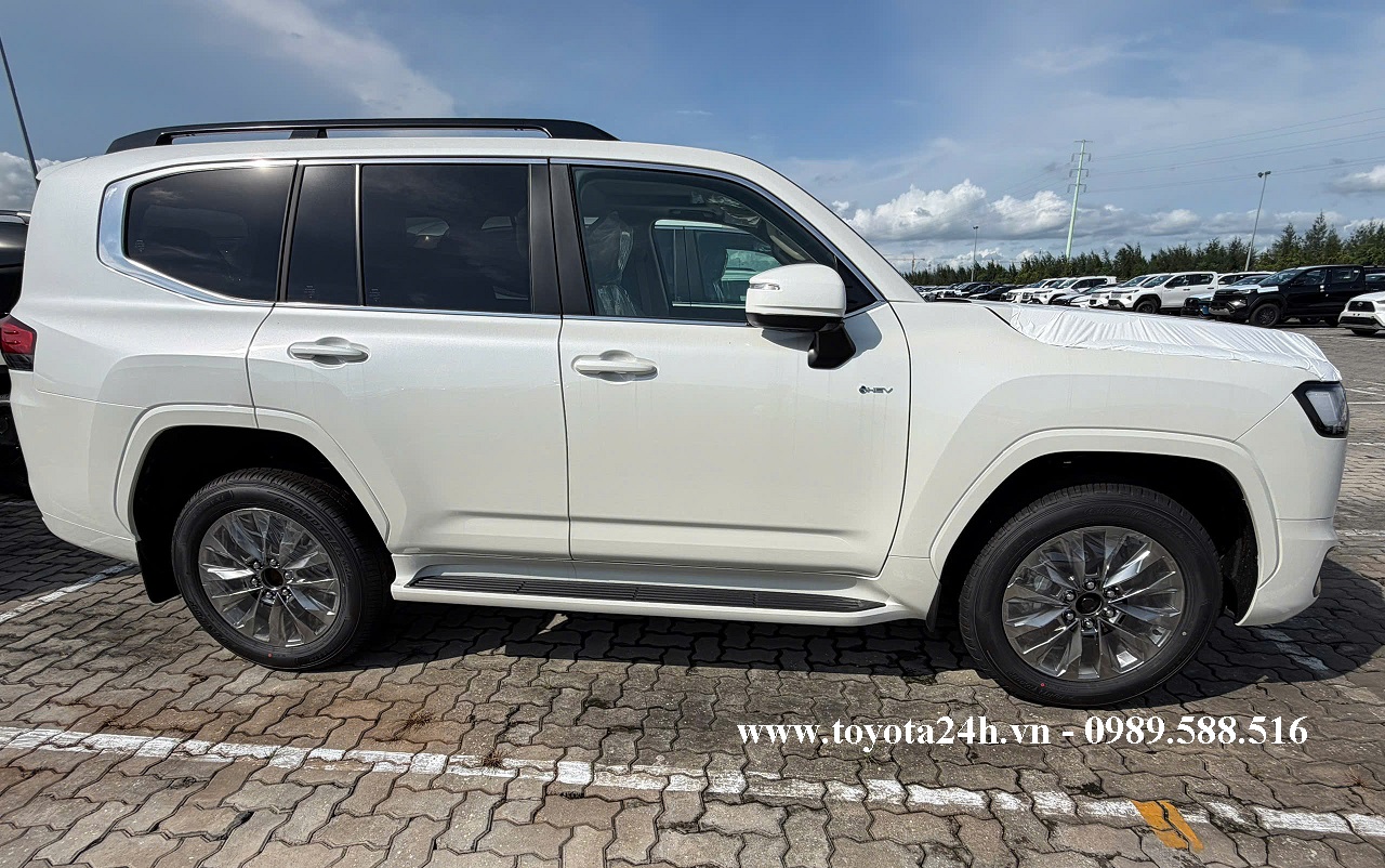 hinh-anh-toyota-land-cruiser-LC300-hybrid-mau-trang-ngoc-trai-moi-ra-mat