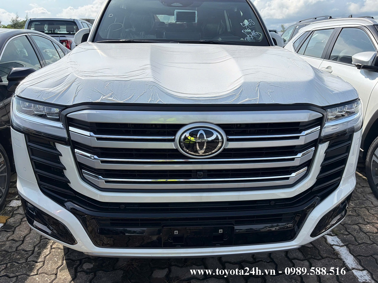 hinh-anh-toyota-land-cruiser-LC300-hybrid-mau-trang-ngoc-trai-moi