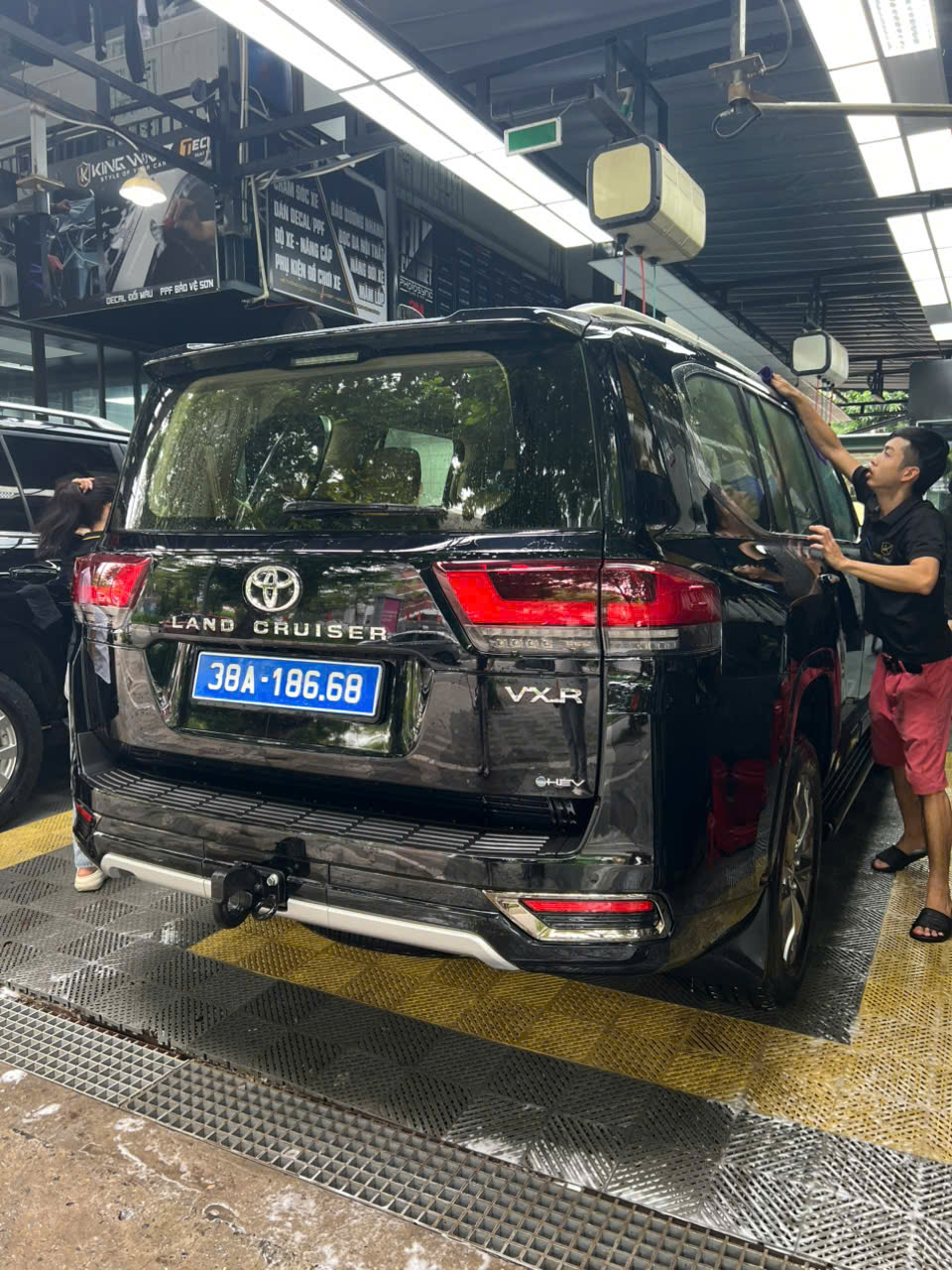 hinh-anh-xe-thuc-te-toyota-LC300-hev-hybrid-viet-nam