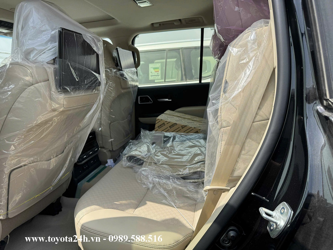 noi-that-toyota-land-cruiser-LC300-hev-hybrid-2026-man-hinh-goi-dau
