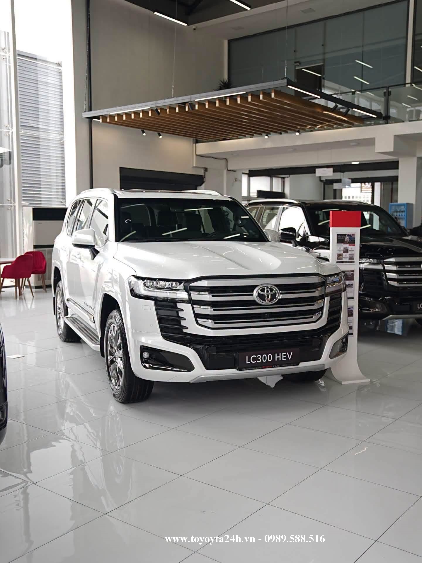toyota-land-cruiser-LC300-hev-hybrid-mau-trang