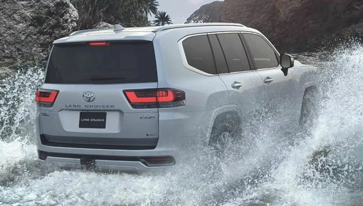 toyota-land-cruiser-LC300-hybrid-2026-duoi-xe-moi