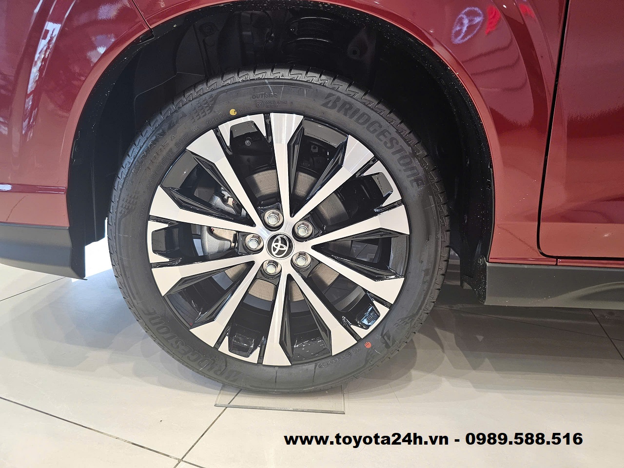 toyota-veloz-cross-top-mau-do-2026-vanh-xe