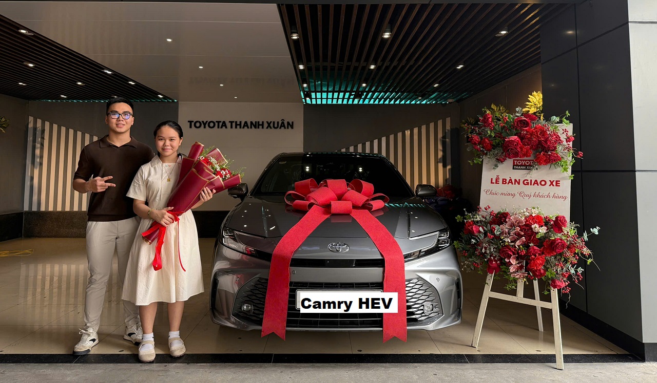 Toyota Camry Hybrid 2026 màu xám ánh kim 1L5 phiên bản 2.5TOP HEV xăng lai điện, giá xe 1,46 tỷ lăn bánh mới nhất hôm nay