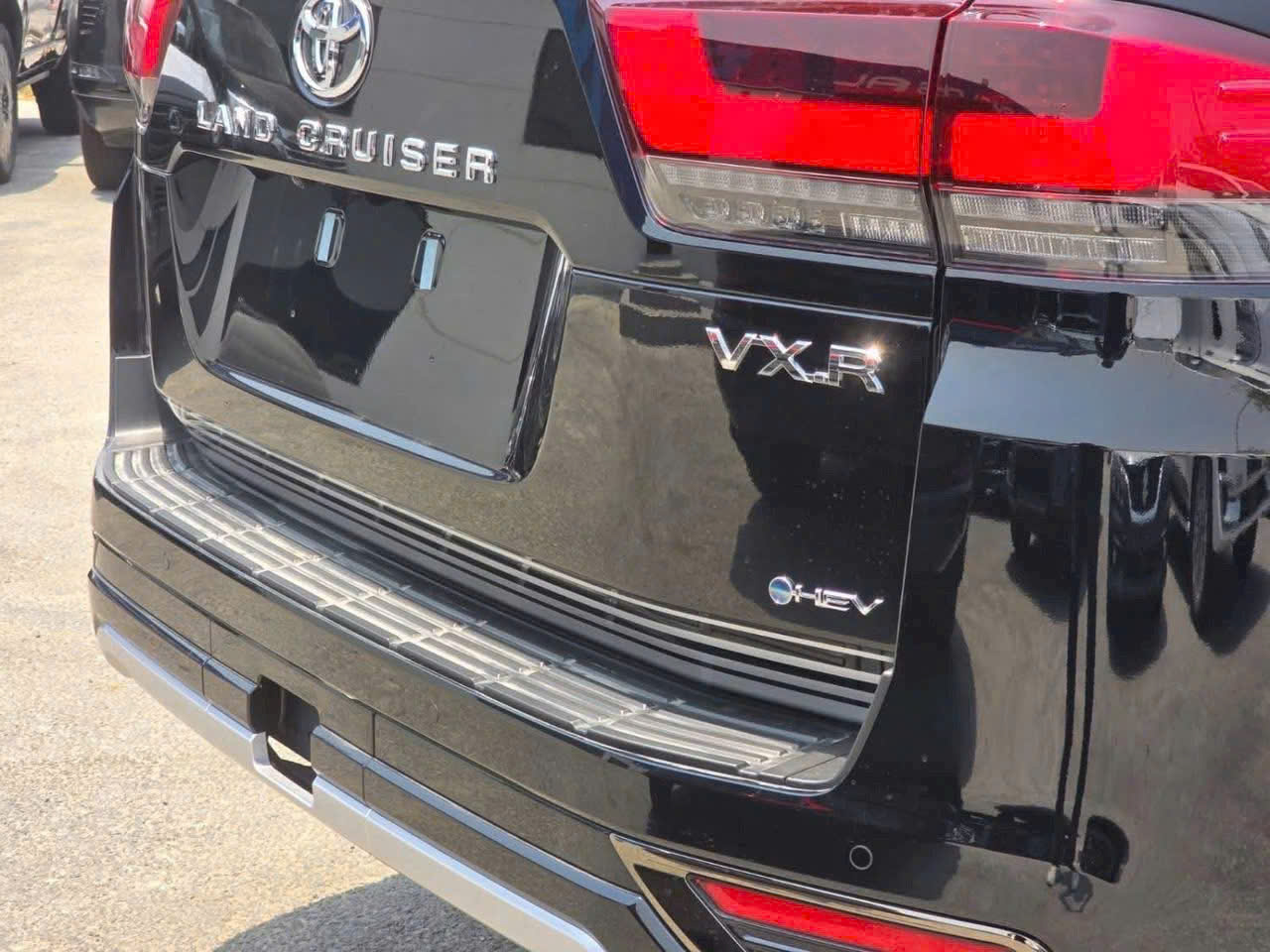 duoi-xe-bodykit-LC300-HEV-hybrid-mau-den