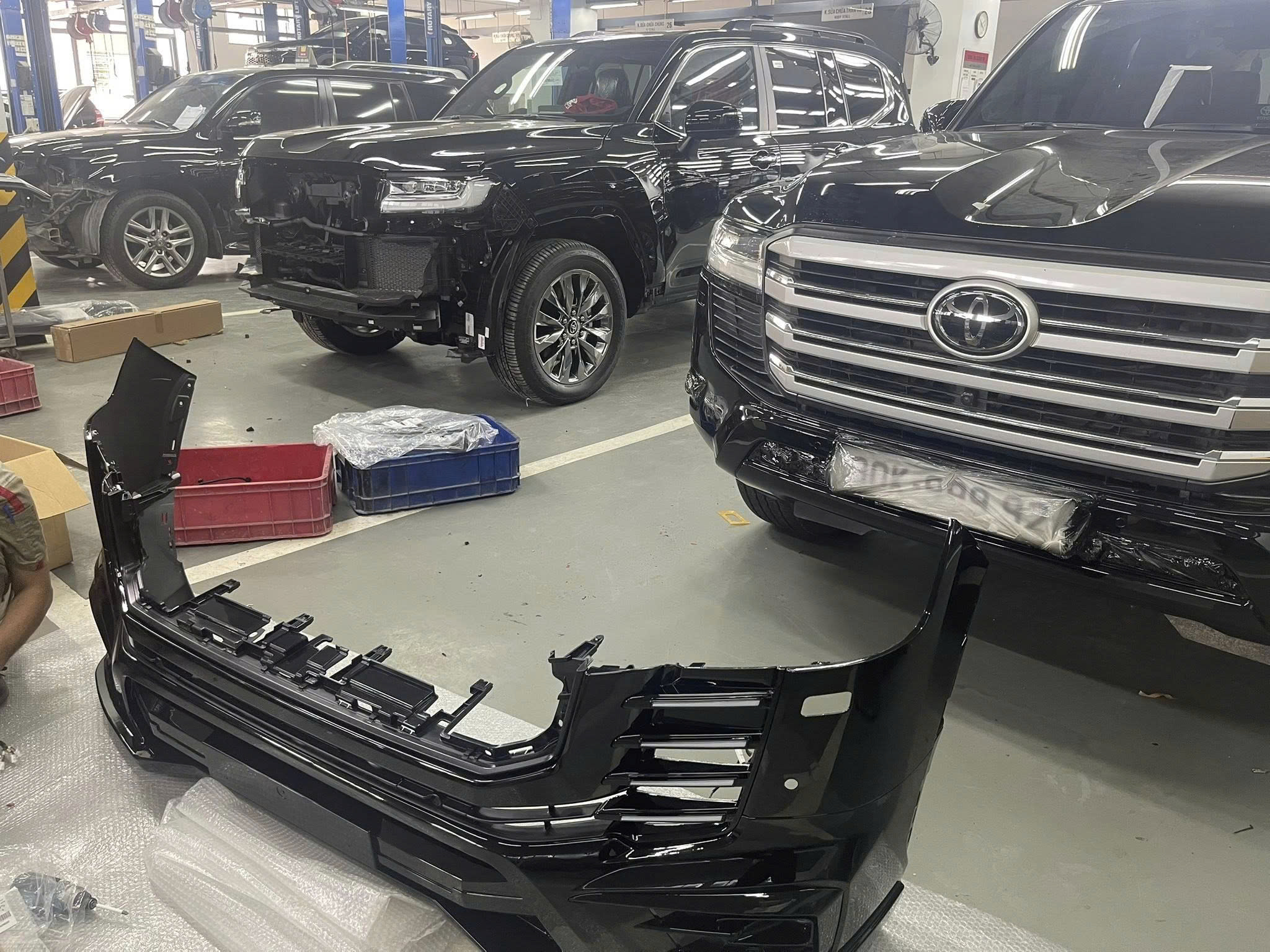 xuong-do-xe-toyota-land-cruiser-LC300-hybrid-chinh-hang-trung-dong-HEV-lai-dien